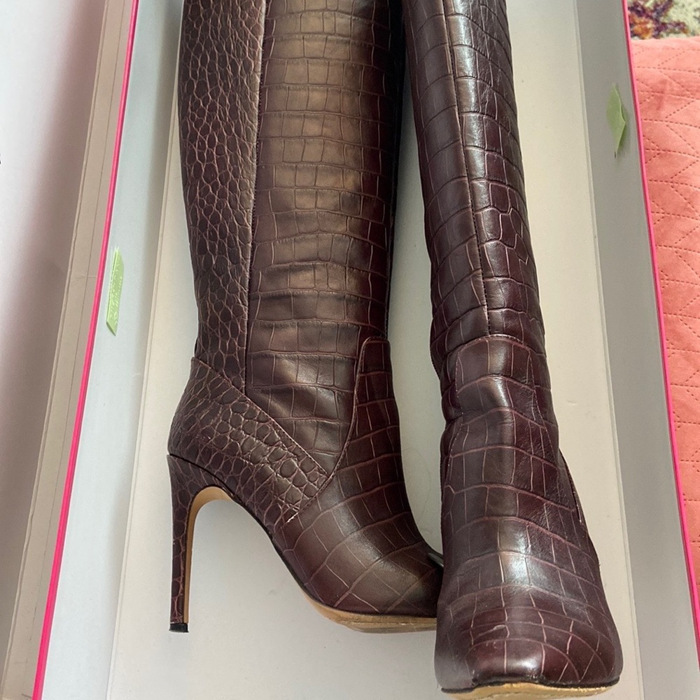 VINCE CAMUTO BURGUNDY CROC BOOTS